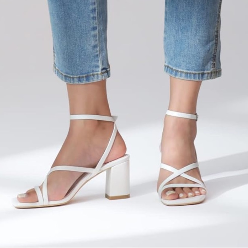*NIB* Lacuone Strappy White Block Heeled Sandals - size 7